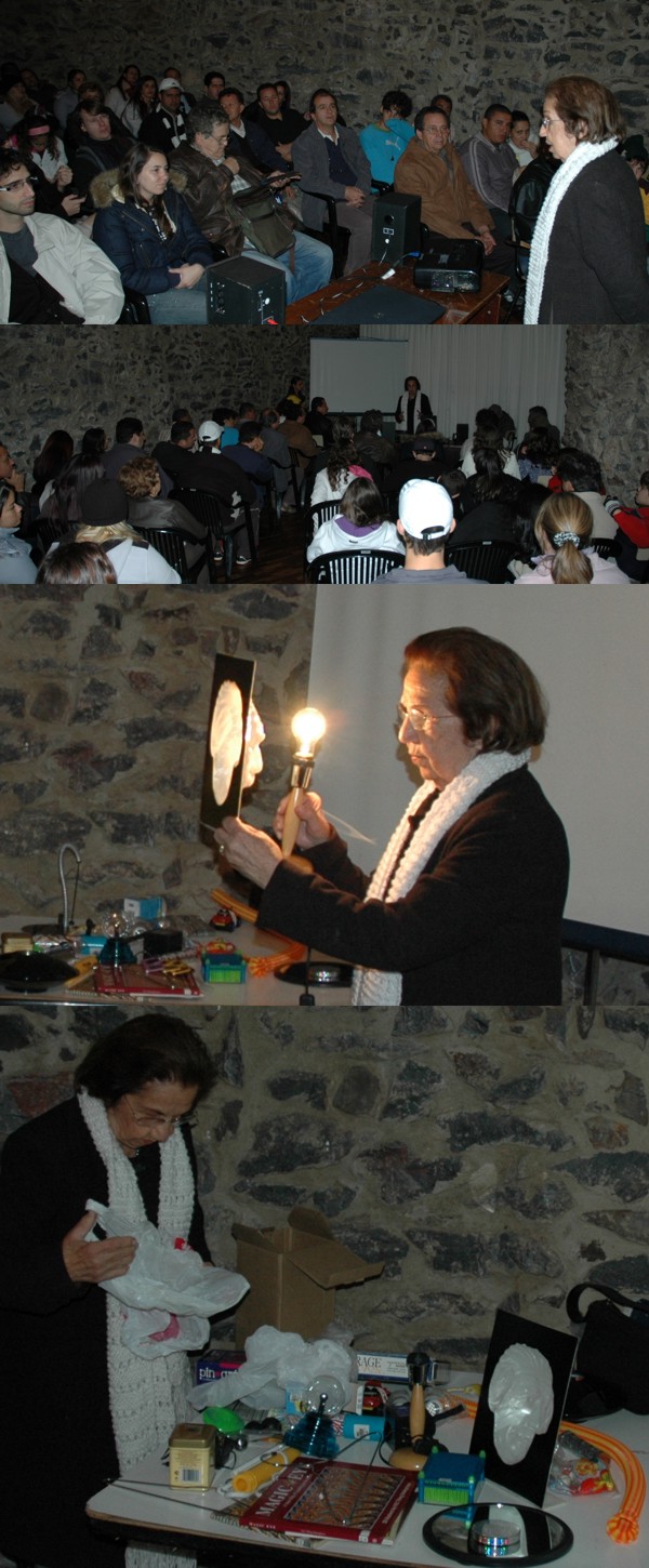 Janeiro/12 - Aulas no Observatório - Fotógrafos Diversos

        Você já assistiu a uma aula no 'Frei Rosário'?
        
        Além dos membros da nossa equipe, dezenas de ilustres convidados já deram aulas no 'Frei Rosário' no primeiro sábado de cada mês; nos cursos de 'introdução à astronomia'; nos atendimentos a escolas; etc.
        
        Acima uma aula de óptica da Profa. Beatriz Alvarenga Álvarez.
        
        Quase todos que já deram aula no 'Frei Rosário' afirmam:
        
        '-Essa foi uma das aulas que dei com mais prazer, em toda a minha vida!'